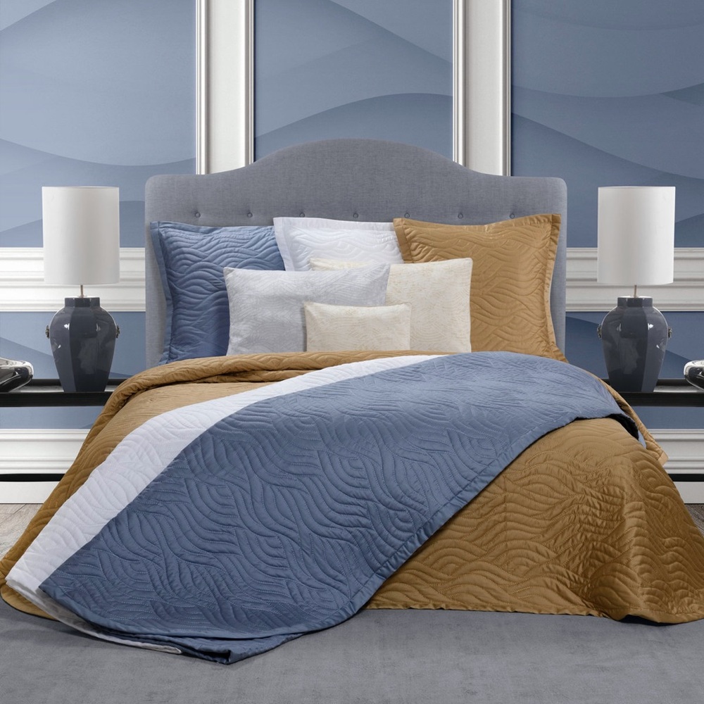 Timothy Corrigan Pelago quilt in Colonial Blue 2 shams! Retails for over $1200!
